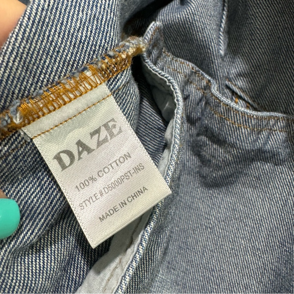 Daze Denim The Main Squeeze Crop Jacket in Throwdown Distressed Large - Picture 11 of 12